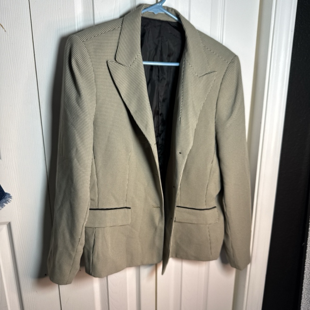 Stylish Houndstooth Blazer with Black Trim